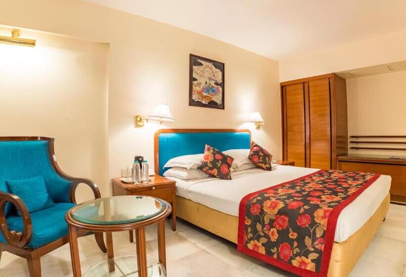 غرفة كلوب, Parle International