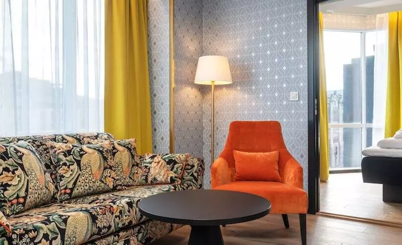 سوییت جونیور, Thon Hotel Cecil