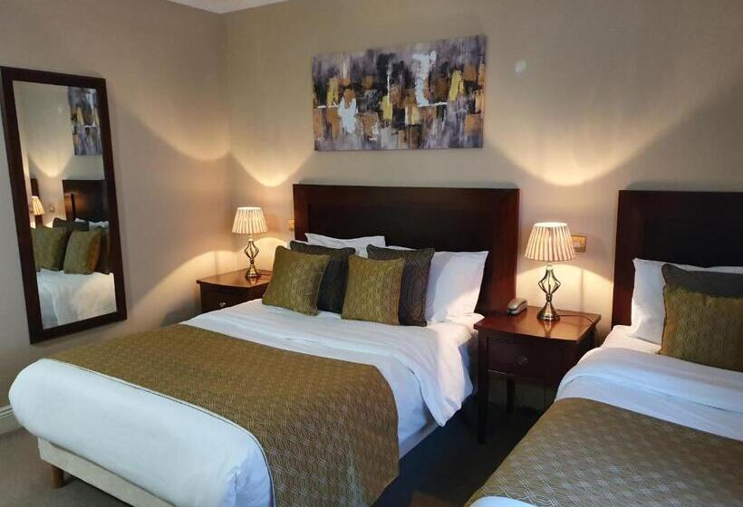 חדר קלאסי לשלושה, Uppercross House