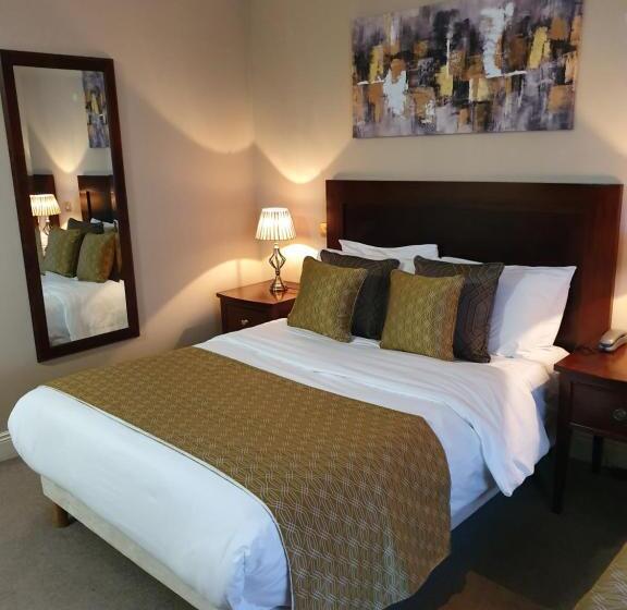 חדר קלאסי לשלושה, Uppercross House