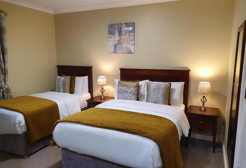 חדר קלאסי לשלושה, Uppercross House