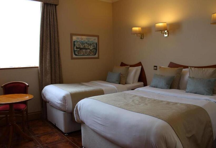 חדר משפחתי, Uppercross House