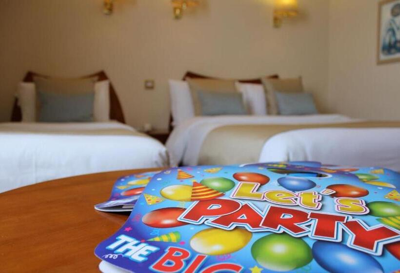 חדר משפחתי, Uppercross House