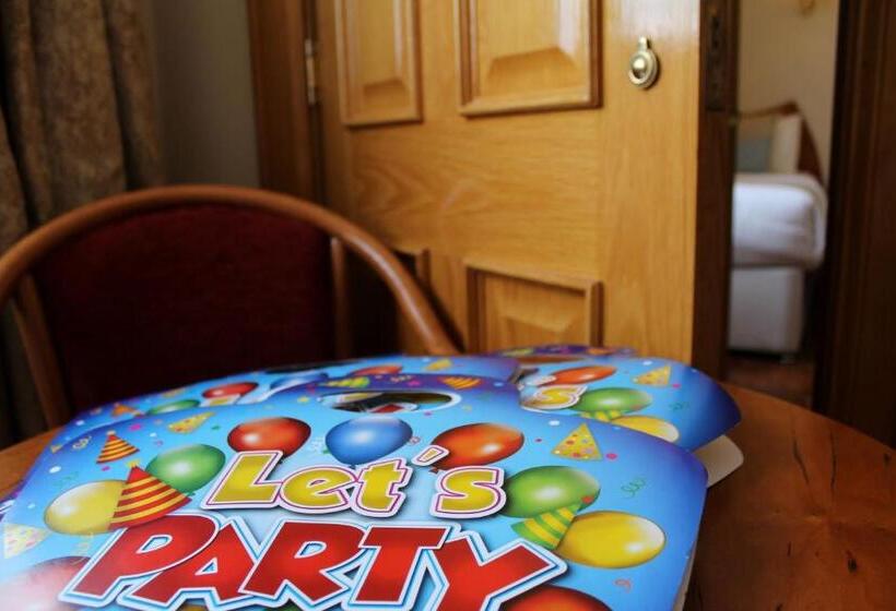 חדר משפחתי, Uppercross House