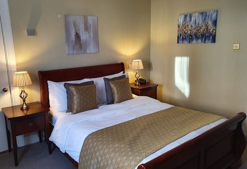 חדר סטנדרט, Uppercross House