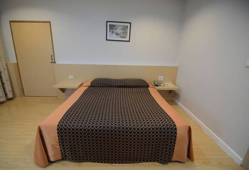 חדר דלוקס, Charoen