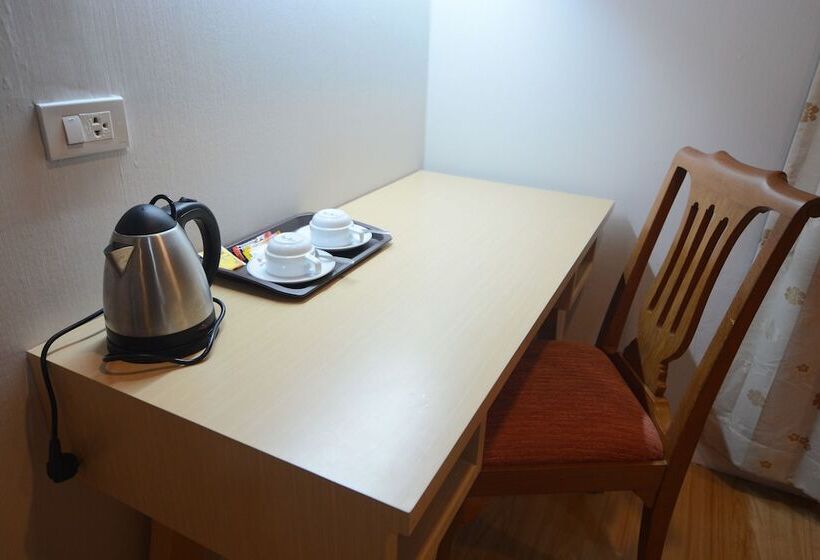 חדר דלוקס, Charoen