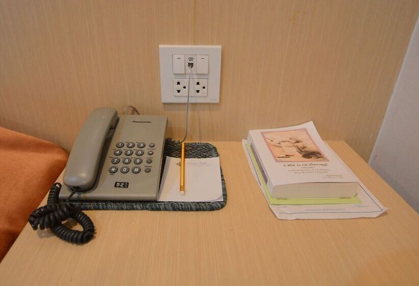 חדר דלוקס, Charoen