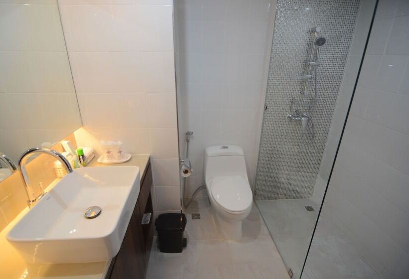 חדר דלוקס, Charoen