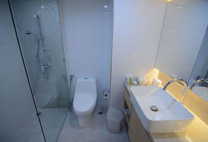 חדר דלוקס, Charoen