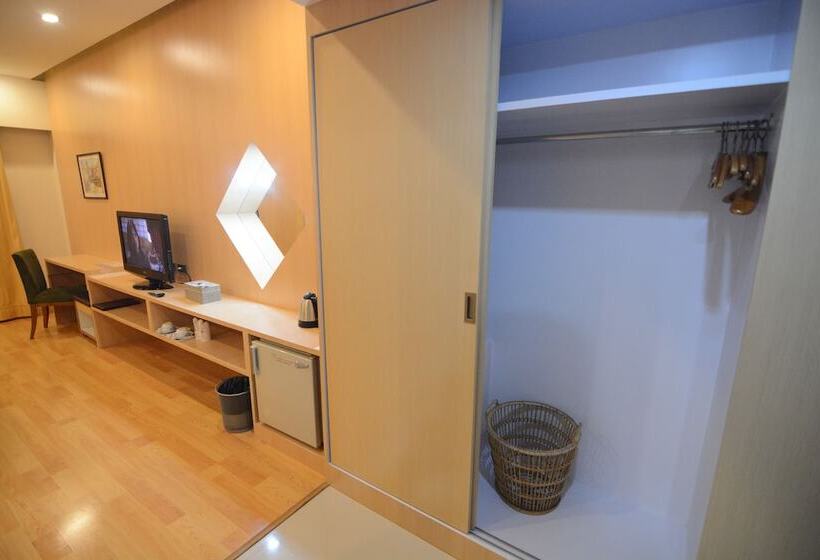 חדר דלוקס, Charoen