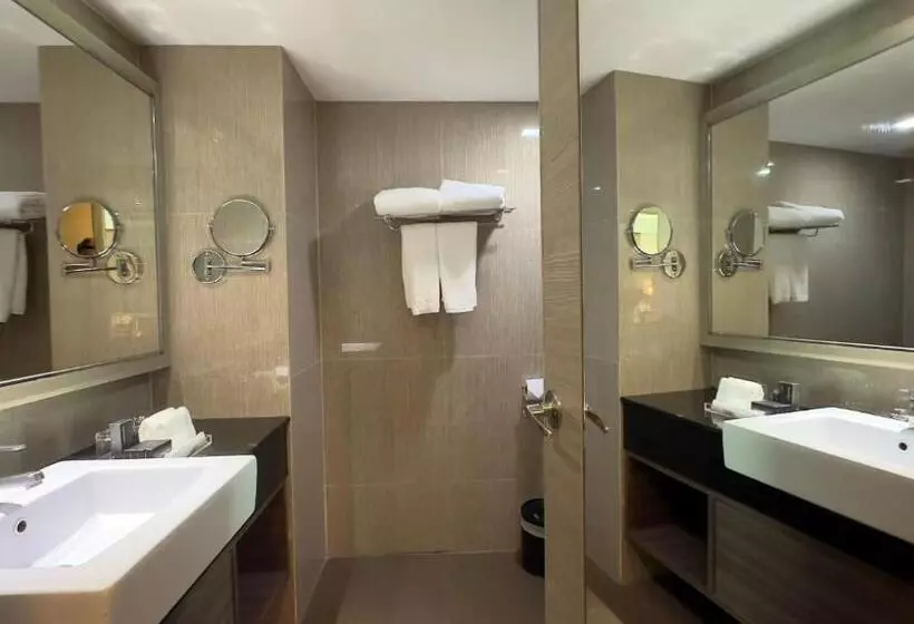 اتاق اجرایی با تخت بزرگ, Ramada By Wyndham Bangkok Sukhumvit 11