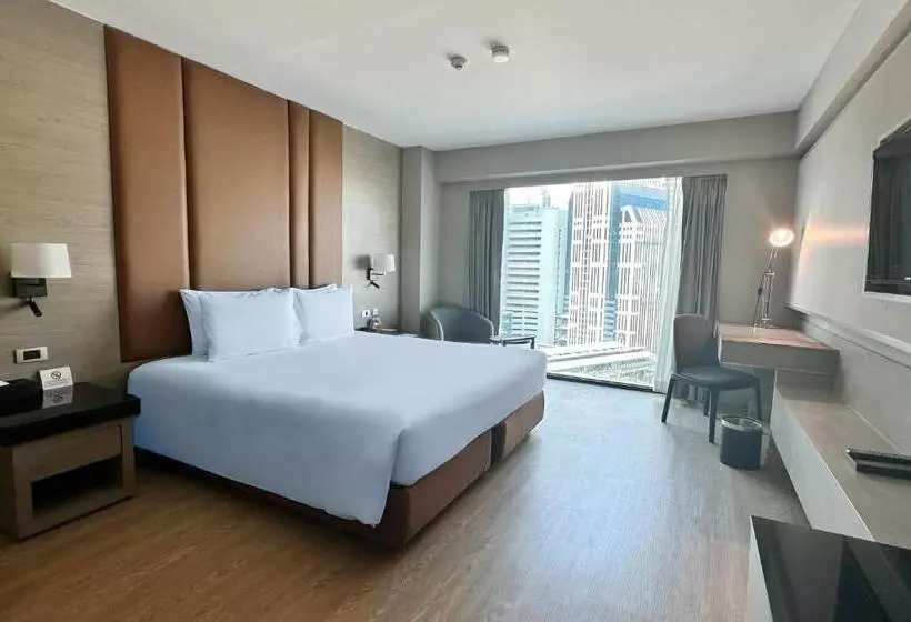 Club Room King Bed, Ramada By Wyndham Bangkok Sukhumvit 11