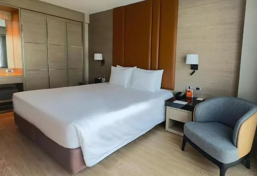 Club Room King Bed, Ramada By Wyndham Bangkok Sukhumvit 11