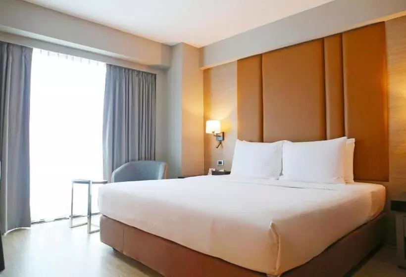 Club Room King Bed, Ramada By Wyndham Bangkok Sukhumvit 11