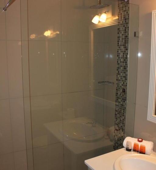 اتاق کلاسیک خانوادگی, The Wilderness