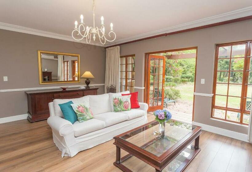 جناح إدارى, Willowbrook Country House