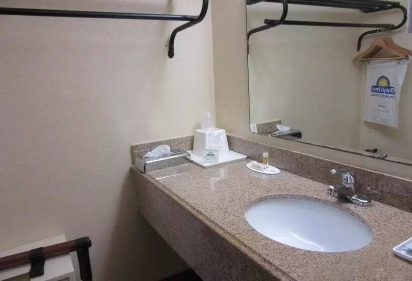 Standard-huone, Days Inn By Wyndham Columbia Ne Fort Jackson