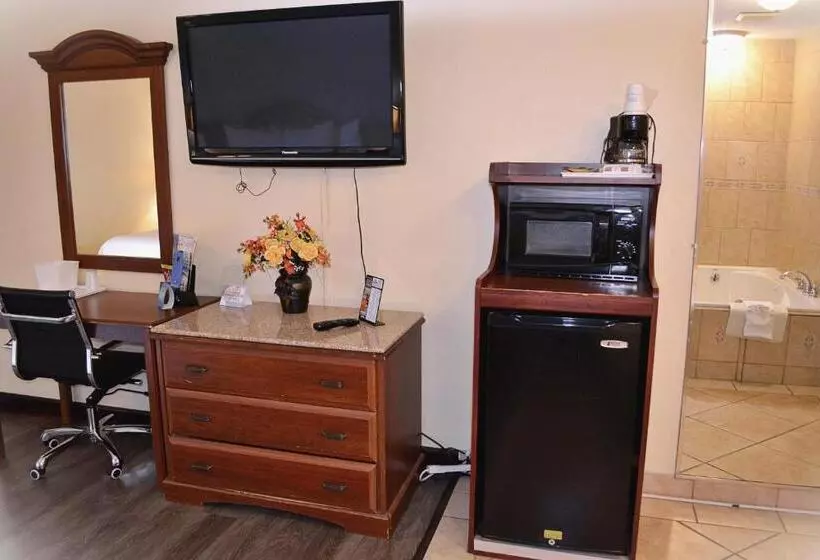 Deluxe Suite King Bed, Days Inn By Wyndham Jacksonville Nc