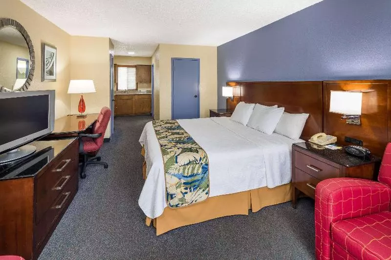 キングサイズベッドのスタンダードルーム, Days Inn By Wyndham Walterboro