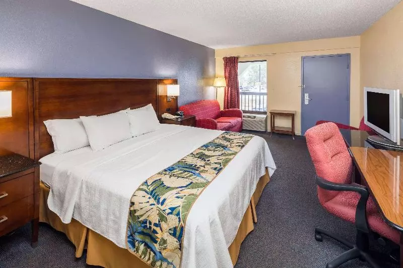 キングサイズベッドのスタンダードルーム, Days Inn By Wyndham Walterboro