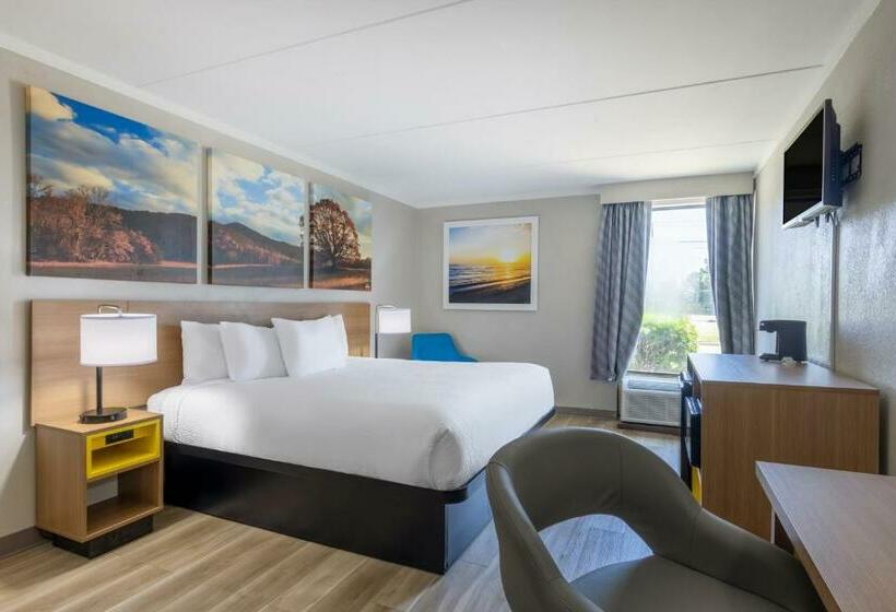 带大床的标准间, Days Inn & Suites By Wyndham Fort Bragg/cross Creek Mall