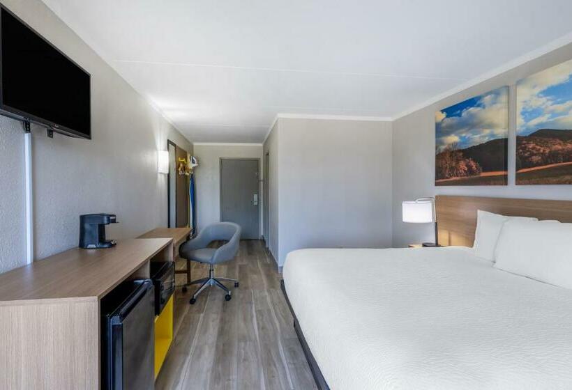 带大床的标准间, Days Inn & Suites By Wyndham Fort Bragg/cross Creek Mall