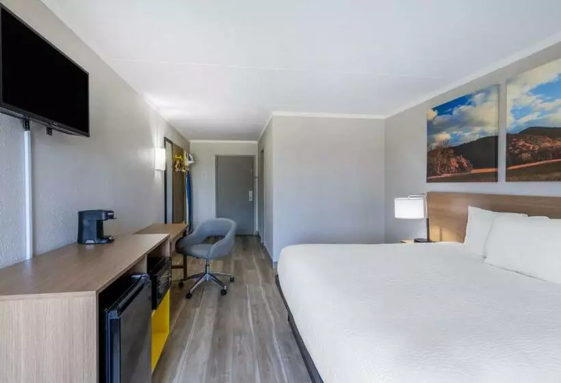 キングサイズベッドのスタンダードルーム, Days Inn & Suites By Wyndham Fort Bragg/cross Creek Mall