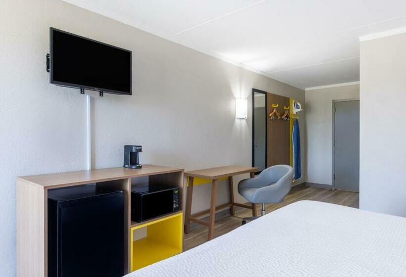 带大床的标准间, Days Inn & Suites By Wyndham Fort Bragg/cross Creek Mall