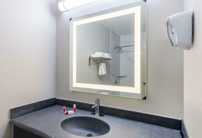 带大床的标准间, Days Inn & Suites By Wyndham Fort Bragg/cross Creek Mall