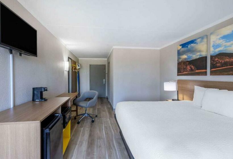 带大床的标准间, Days Inn & Suites By Wyndham Fort Bragg/cross Creek Mall