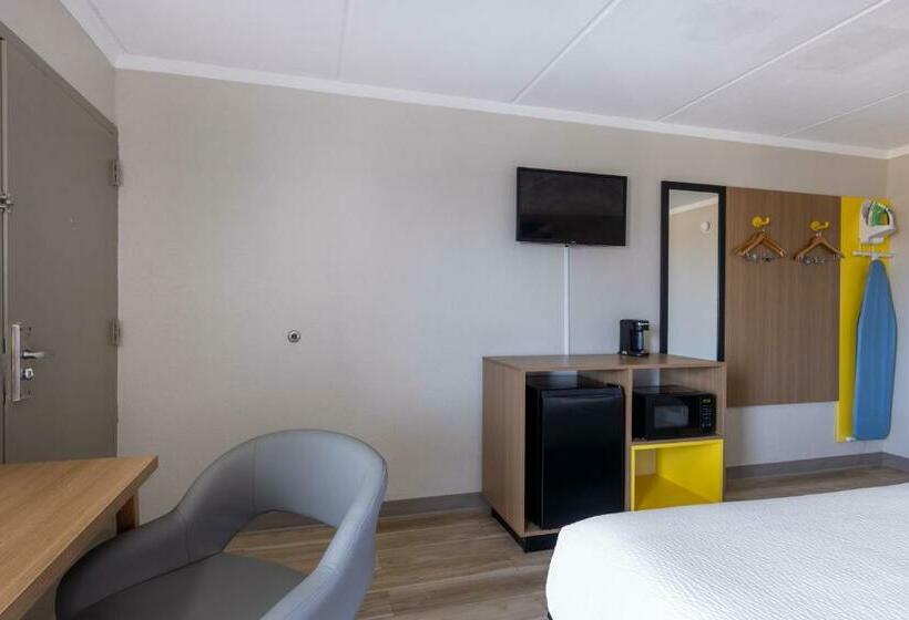 带大床的标准间, Days Inn & Suites By Wyndham Fort Bragg/cross Creek Mall