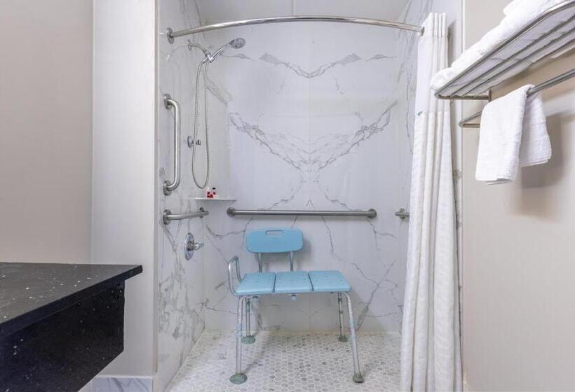 带大床的标准间, Days Inn & Suites By Wyndham Fort Bragg/cross Creek Mall