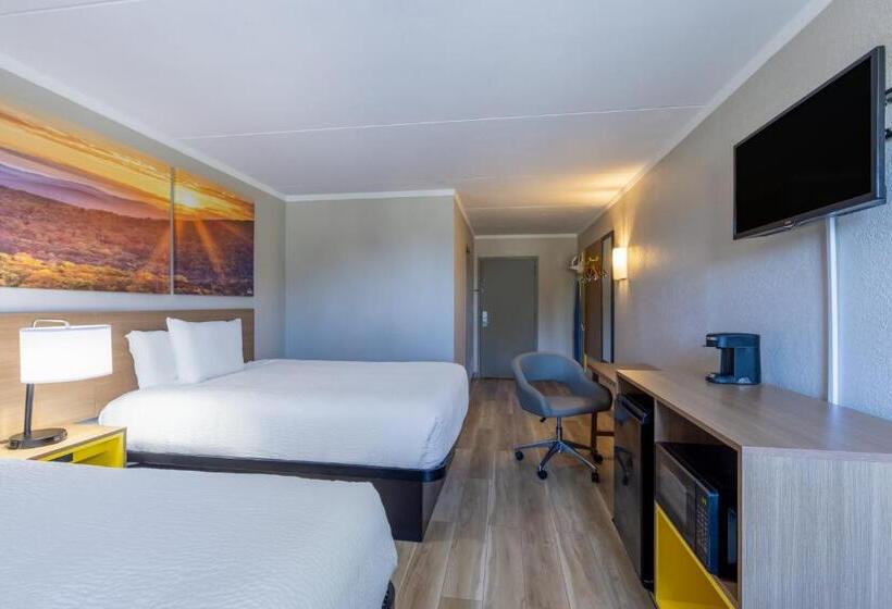 Номер Стандарт, Days Inn & Suites By Wyndham Fort Bragg/cross Creek Mall