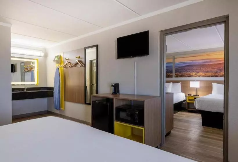 キングサイズベッドのスイートルーム, Days Inn & Suites By Wyndham Fort Bragg/cross Creek Mall