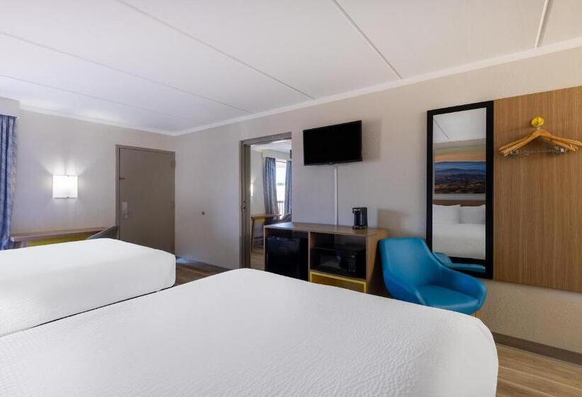 Люкс Кровать Кинг, Days Inn & Suites By Wyndham Fort Bragg/cross Creek Mall