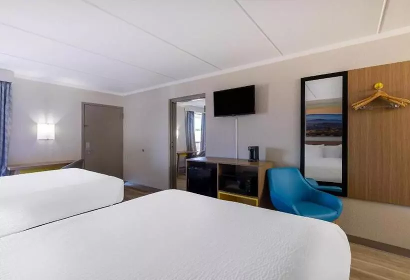 キングサイズベッドのスイートルーム, Days Inn & Suites By Wyndham Fort Bragg/cross Creek Mall