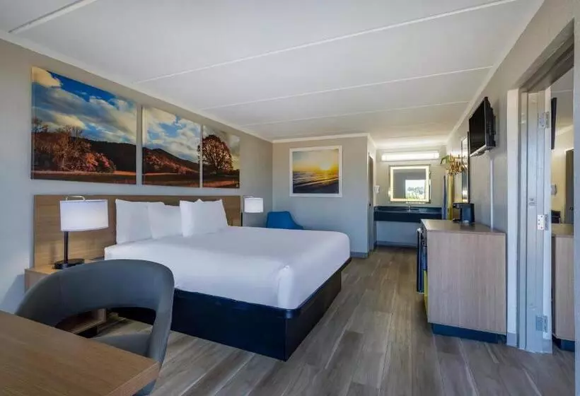キングサイズベッドのスイートルーム, Days Inn & Suites By Wyndham Fort Bragg/cross Creek Mall