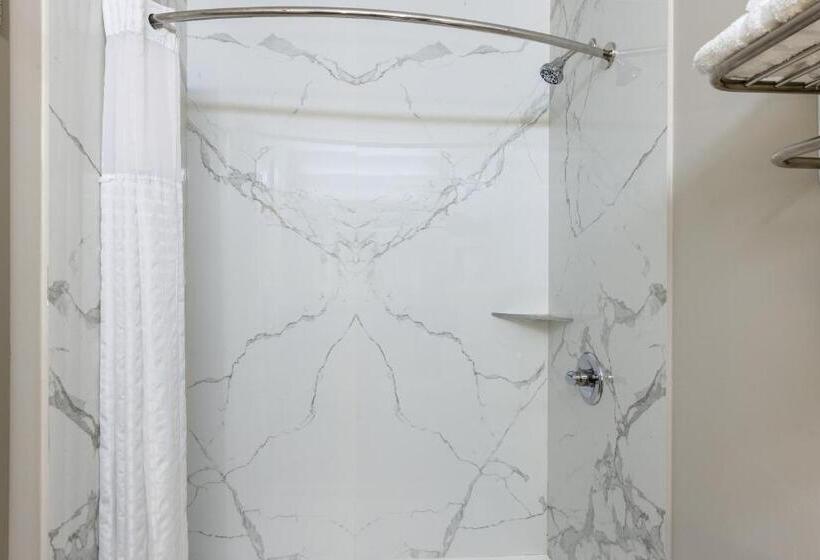 带大床的套房, Days Inn & Suites By Wyndham Fort Bragg/cross Creek Mall