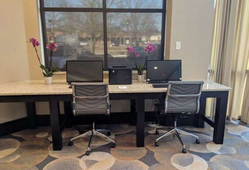 带2个双人床的标准工作室, Holiday Inn Champaign, An Ihg