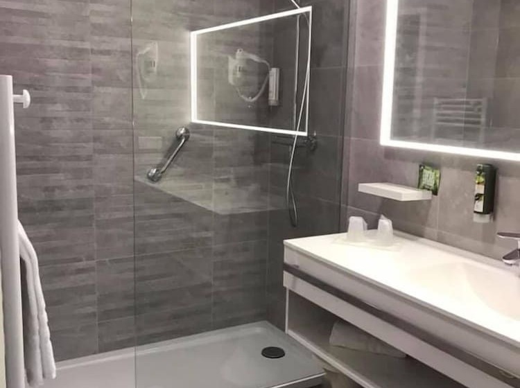 اتاق استاندارد سه نفره, Logis Hotel Arc En Ciel