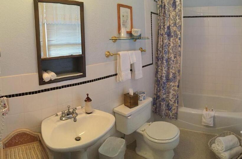 חדר סטנדרט, Inn On The River