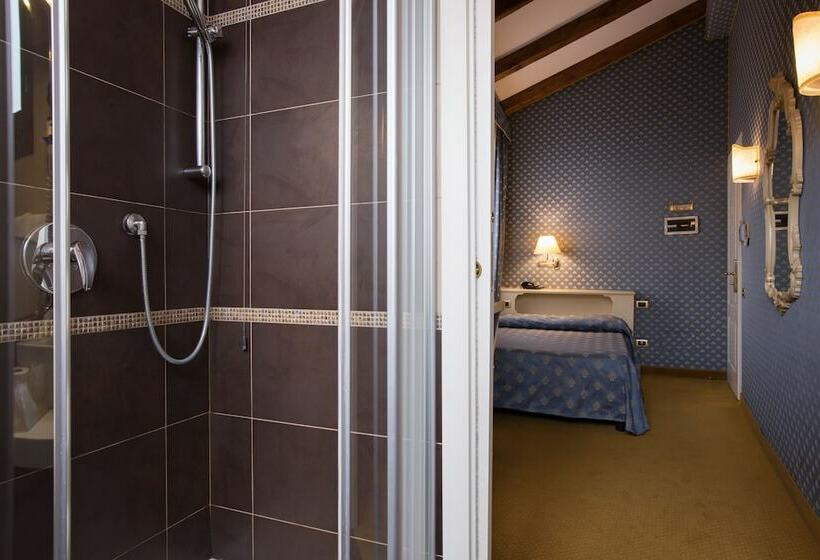 اتاق استاندارد چهار تخته, Torino