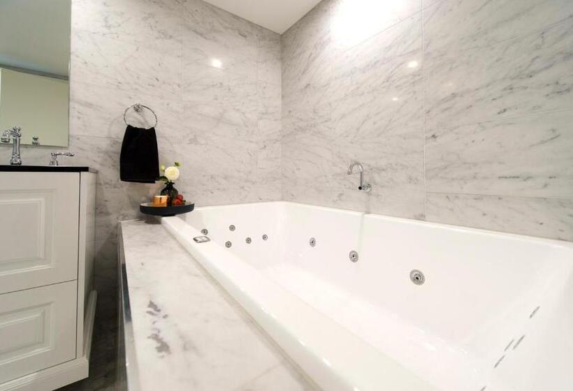 带按摩浴盆的套房, Canberra Rex