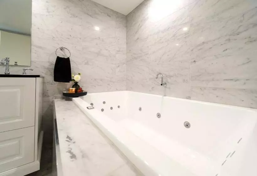 سوئیت با وان آب گرم, Canberra Rex
