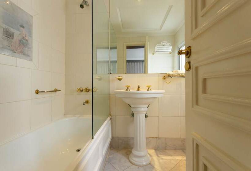 标准三人间, Unique Executive Central