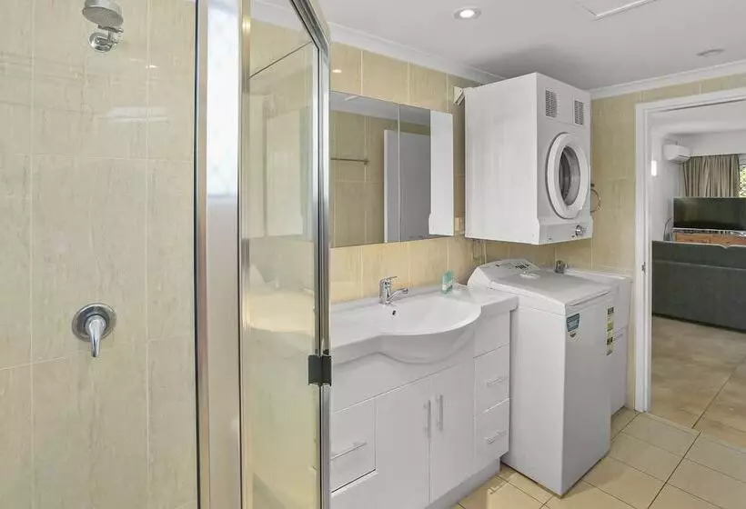 庭の見える１ベッドルームアパートメント, Agincourt Beachfront Apartments