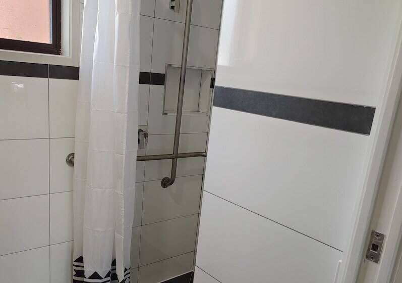 スタンダードルーム, Coachman Motel And Holiday Units