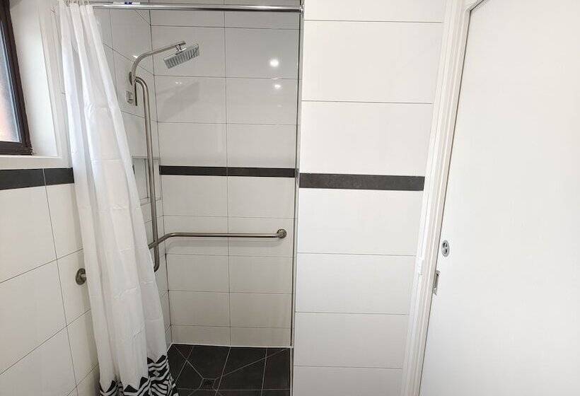 スタンダードルーム, Coachman Motel And Holiday Units