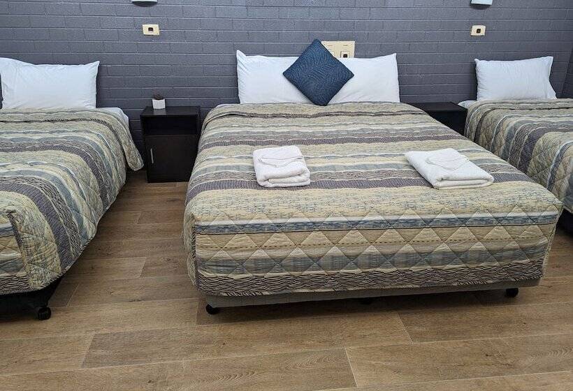 اتاق خانوادگی, Elm Court Motel